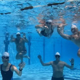Il gruppo del corso saluta sott'acqua